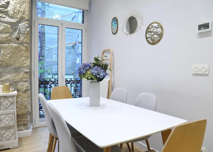 Cozy And Centric By Cisan Apartment